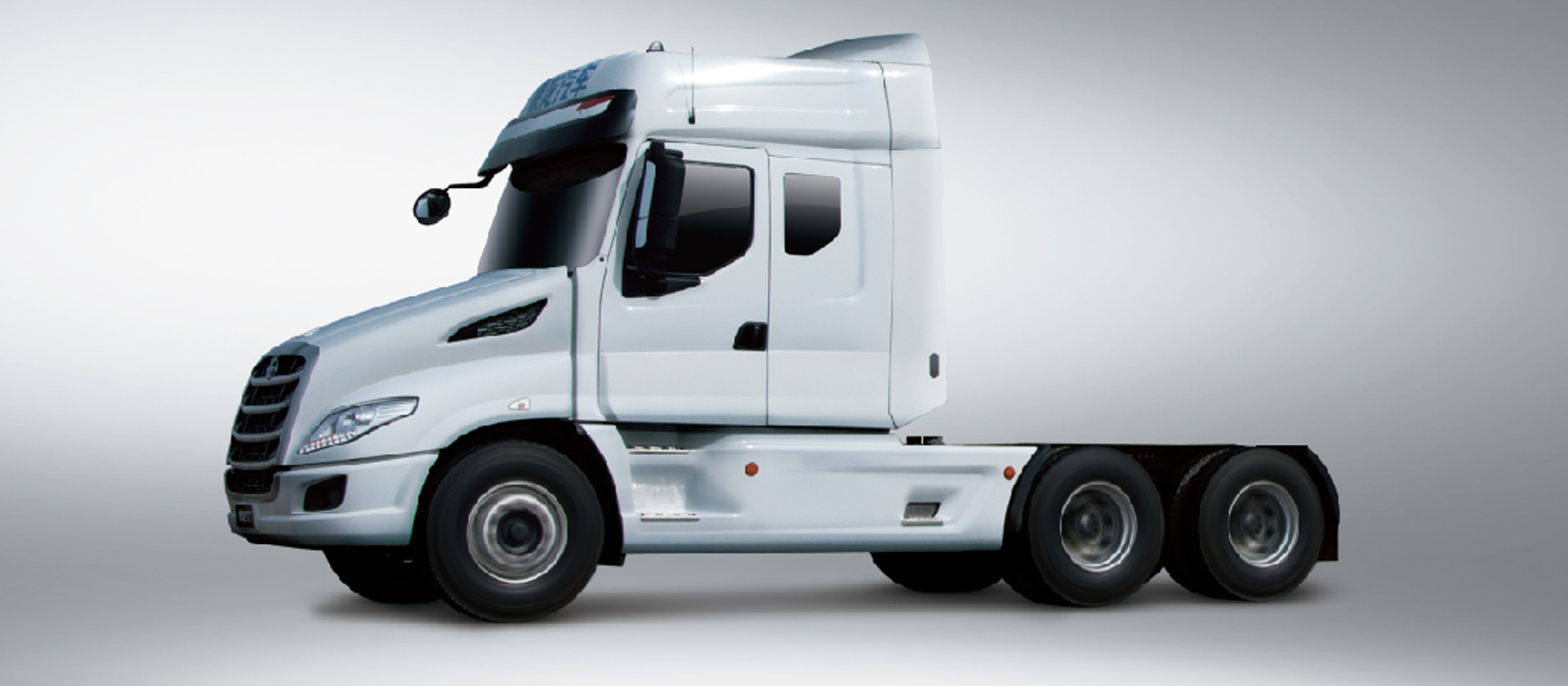 T7牽引車 美式長頭造型：長頭造型設(shè)計(jì)，對(duì)駕駛員形成天然保護(hù)，同時(shí)降低駕駛室重心與側(cè)翻風(fēng)險(xiǎn)